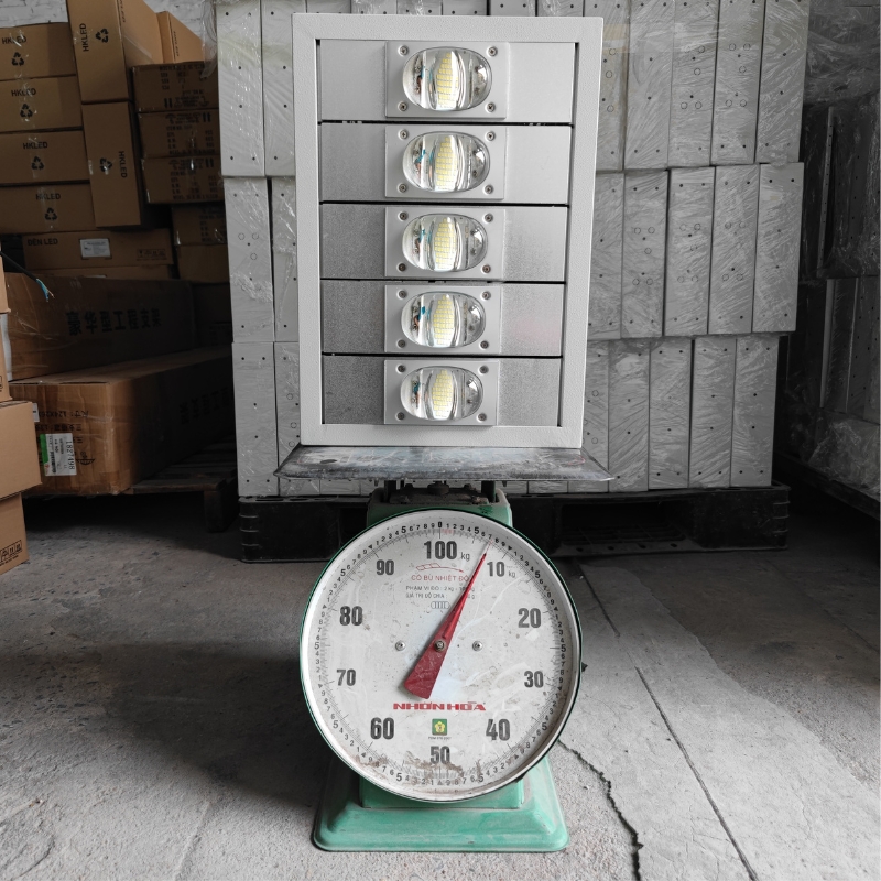 Đèn led 250w dùng cho sân bóng denledhl liên hệ 0965600118 Đèn led 250w dùng cho sân bóng denledhl liên hệ 0965600118