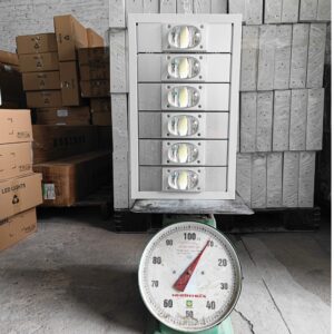 Đèn chiếu sân bóng 300w denledhl liên hệ 0965600118