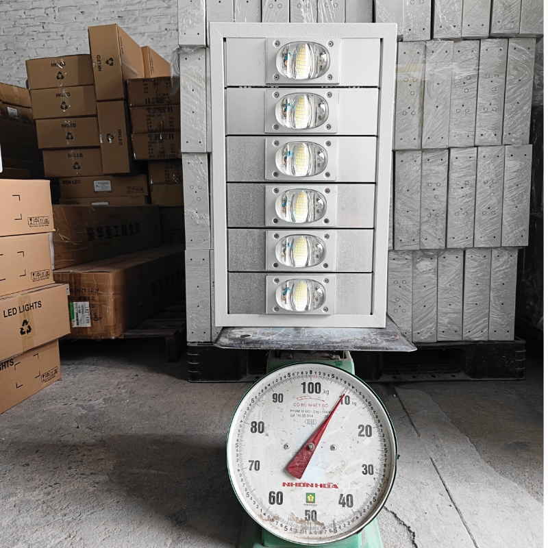 Đèn chiếu sân bóng 300w denledhl liên hệ 0965600118 Đèn chiếu sân bóng 300w denledhl liên hệ 0965600118