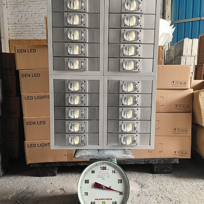 Đèn LED dùng cho sân bóng 1000w denledhl liên hệ 0965600118 Đèn LED dùng cho sân bóng 1000w denledhl liên hệ 0965600118