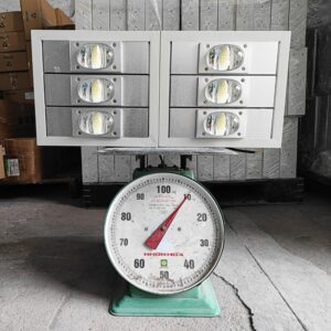 Đèn LED 300w dùng cho sân bóng denledhl liên hệ 0965600118
