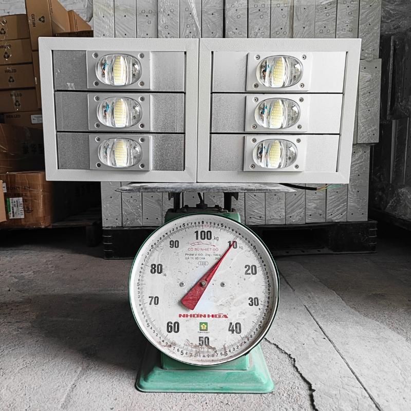 Đèn LED 300w dùng cho sân bóng denledhl liên hệ 0965600118 Đèn LED 300w dùng cho sân bóng denledhl liên hệ 0965600118